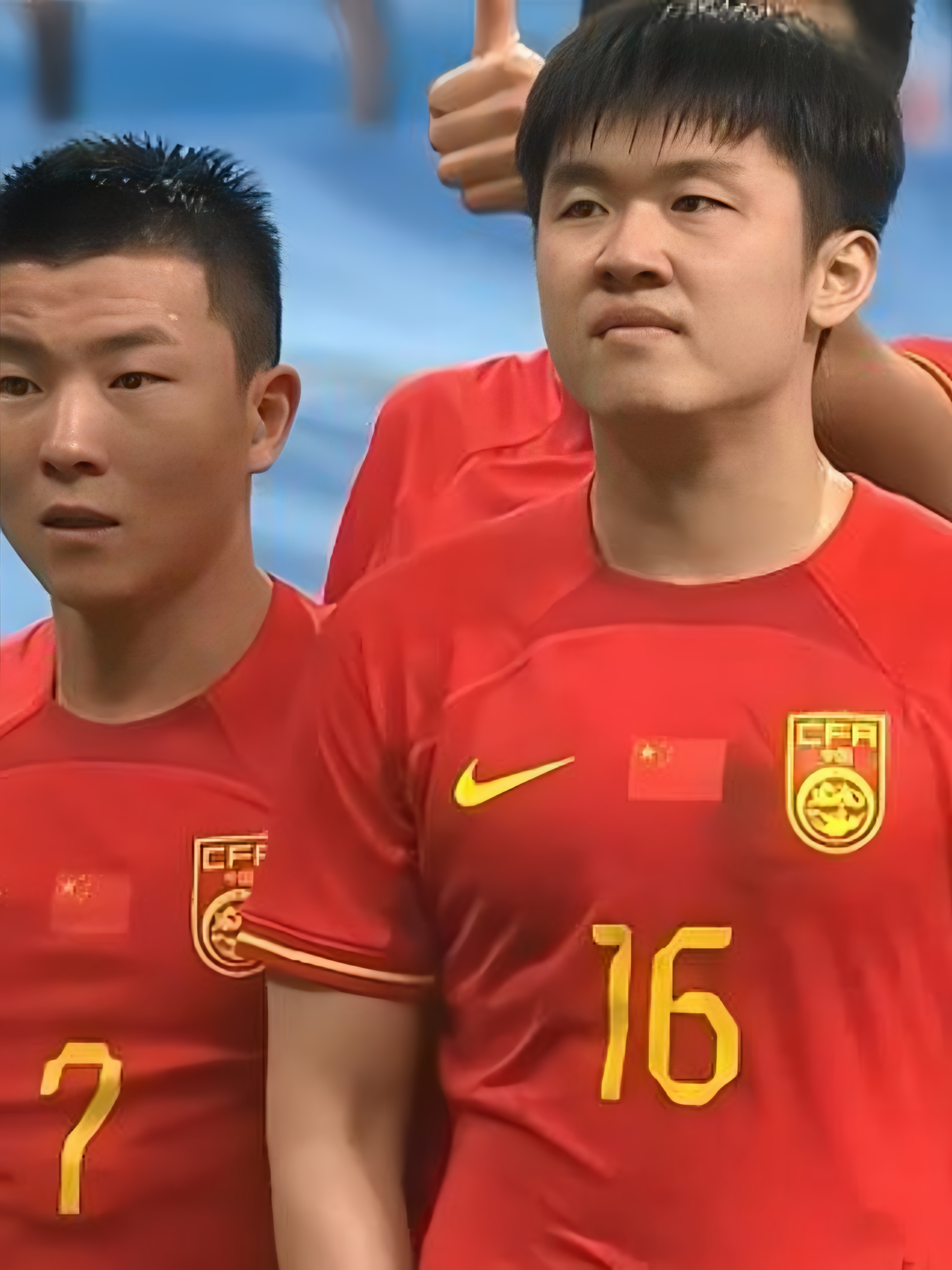中国足球队胜出，赢得晋级资格